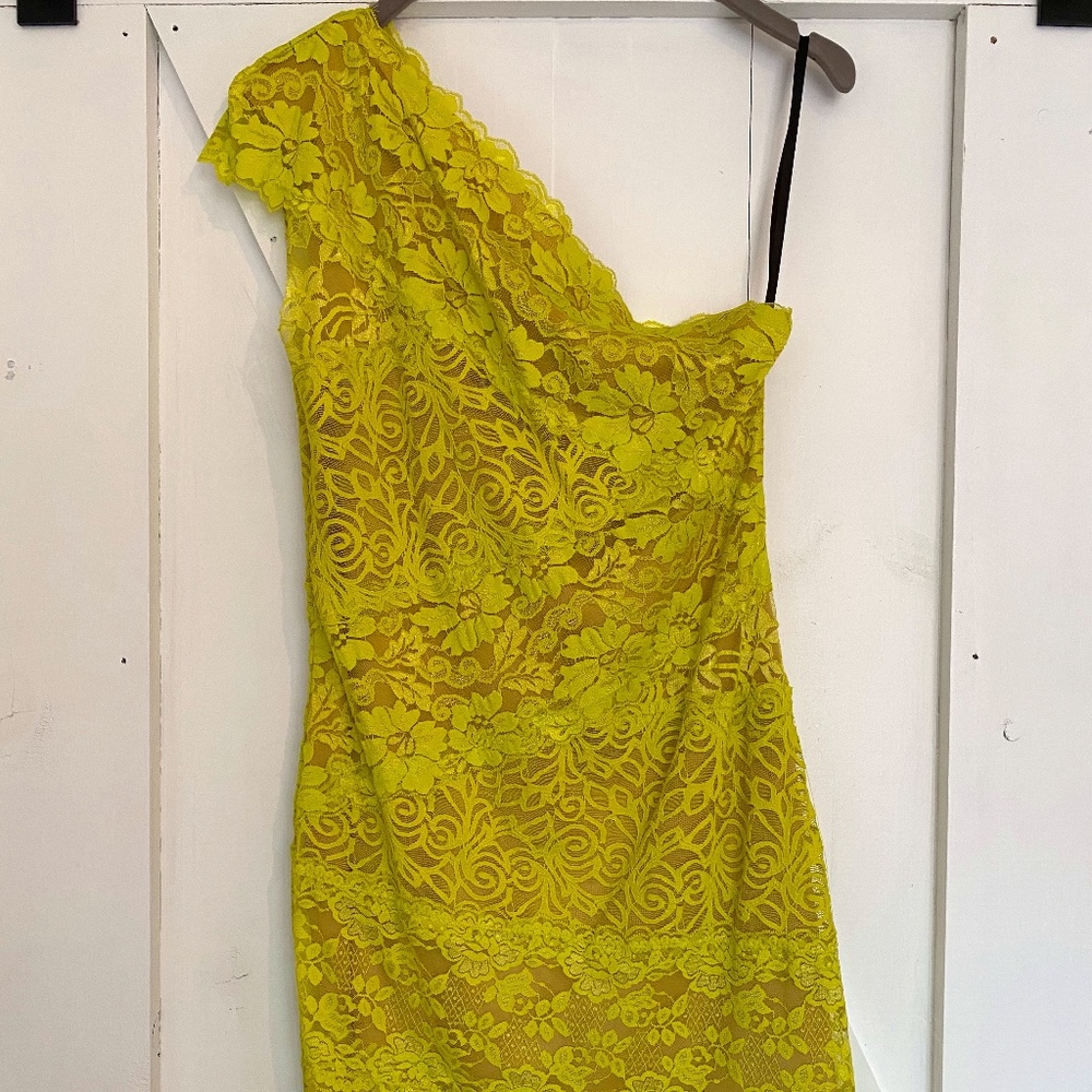 Bebe One Shoulder Lace Dress (Yellow)